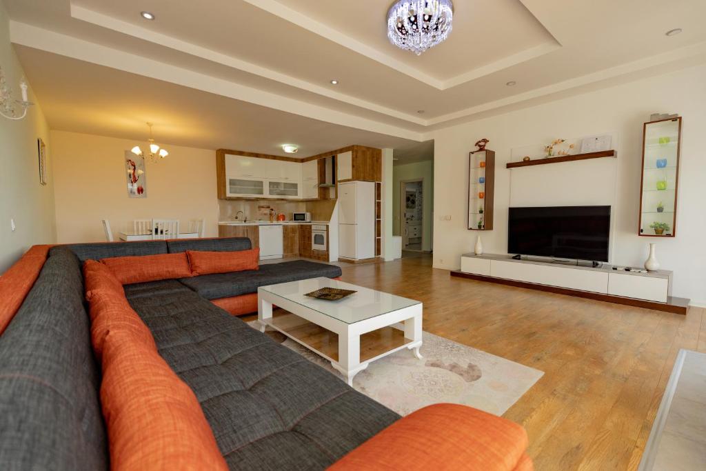 TV a/nebo společenská místnost v ubytování Dodona ApartHotel in Prishtina