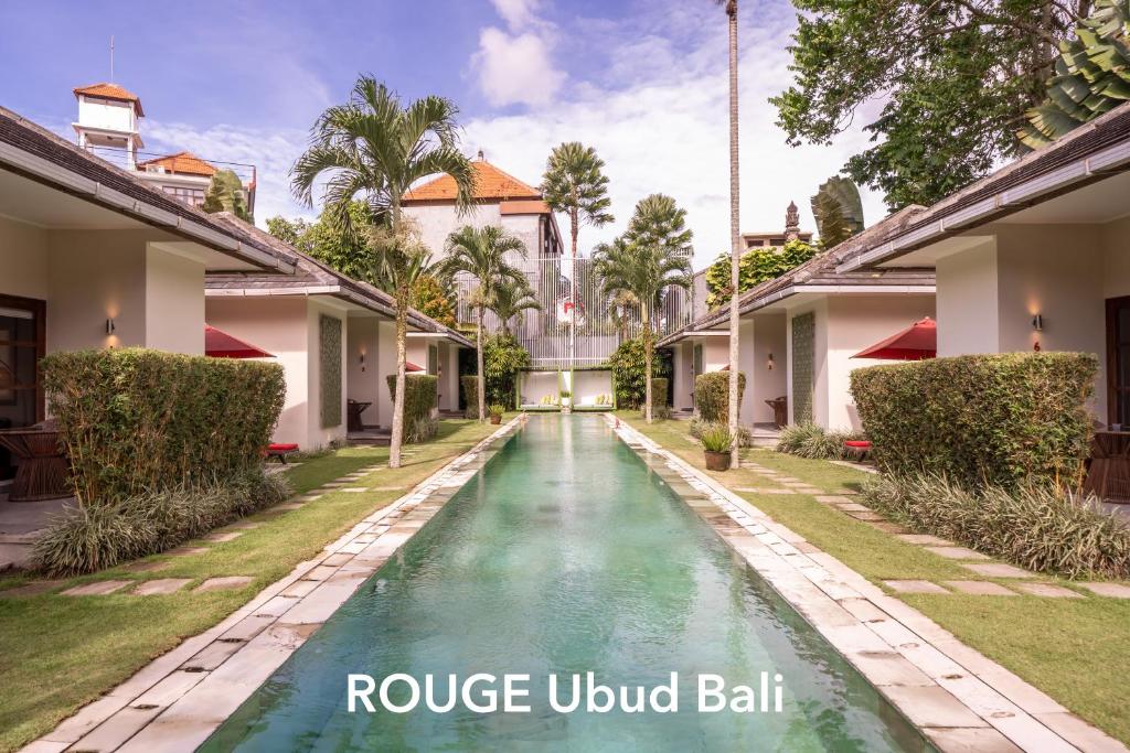una fuente de agua en el patio de una casa en Rouge - Villas Ubud, en Ubud
