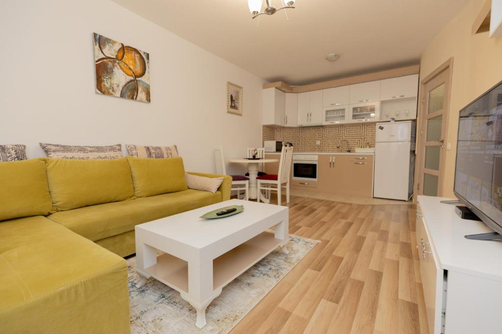 Kuchyň nebo kuchyňský kout v ubytování Dodona ApartHotel in Prishtina