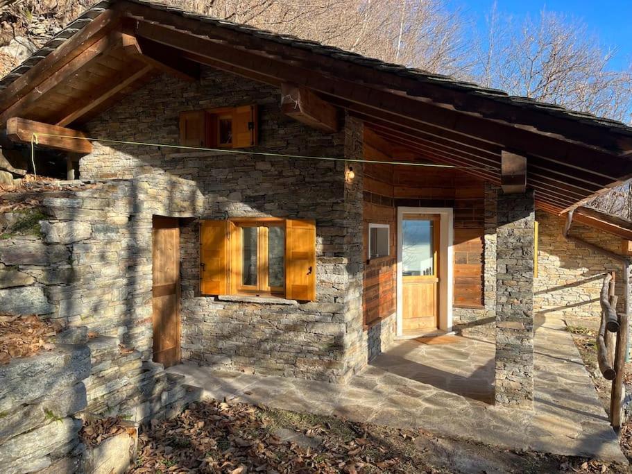 m&m cabins في Gordona: منزل حجري بباب خشبي ونوافذ