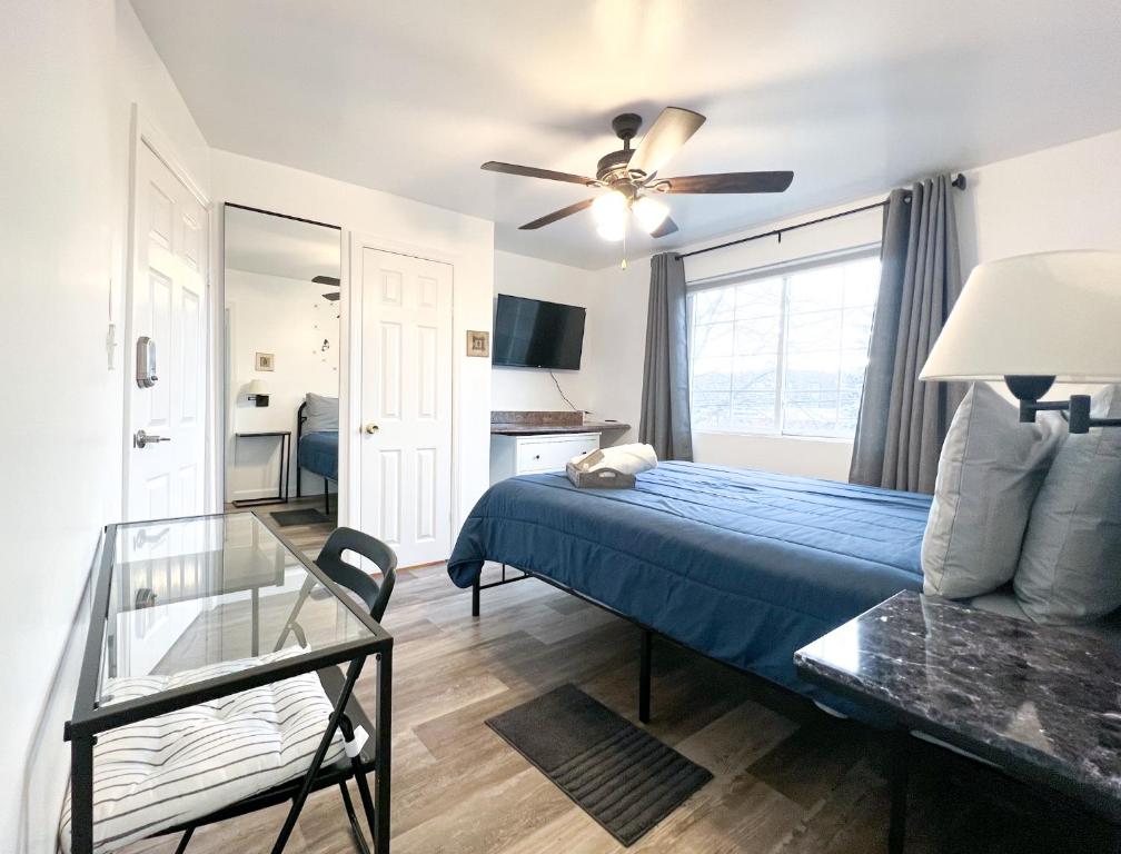 um quarto com uma cama azul e uma janela em Sunny Queen bedroom feel like home!! em Englewood