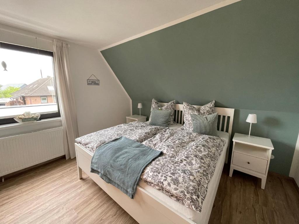 ein Schlafzimmer mit einem großen Bett und einem Fenster in der Unterkunft Ferienvermietung Strandnah in Großenbrode