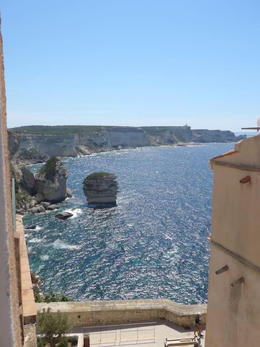 une vue sur une grande étendue d'eau dans l'établissement Duplex sur un fameux Grain de sable, à Bonifacio