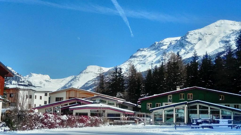 une station de ski avec une montagne en arrière-plan dans l'établissement CIS-Ethic Etapes de Val Cenis, à Lanslebourg-Mont-Cenis