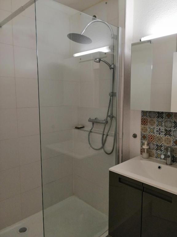 Kúpeľňa v ubytovaní Charmant T2 avec grande terrasse et confort 3 étoiles