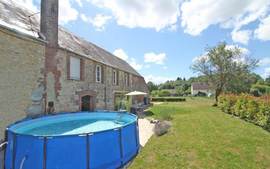 a house with a large hot tub in the yard at La Meunière 2 in Montmerrei