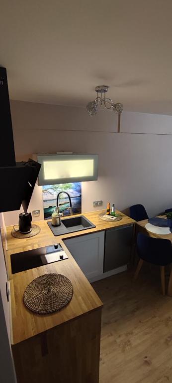 Kuchyňa alebo kuchynka v ubytovaní Apartament Nad Zalewem Zegrzyńskim