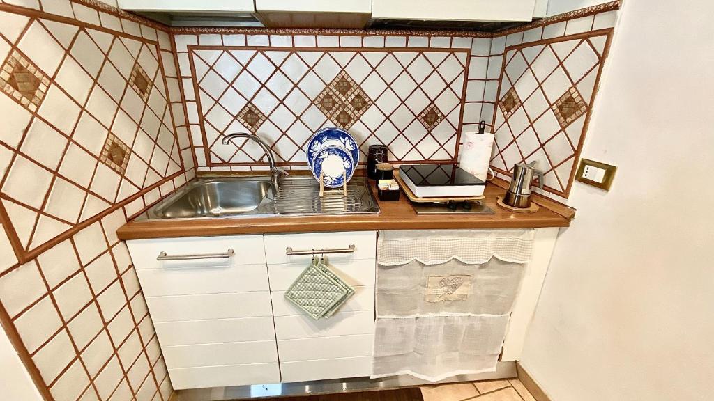 A kitchen or kitchenette at Karma House Deluxe Navona