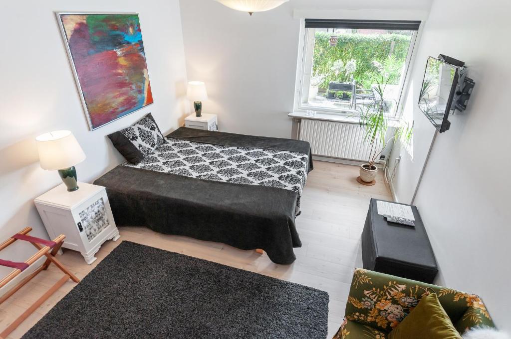 una pequeña sala de estar con 2 camas y un sofá en BB Ikast en Ikast