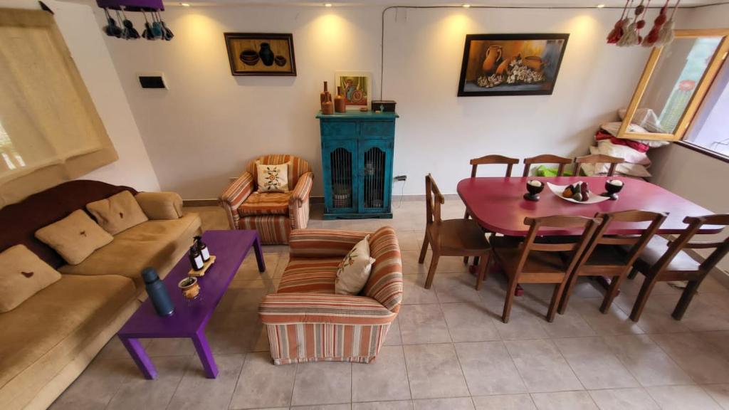 sala de estar con mesa, sillas y sofá en Imagine duplex en Purmamarca