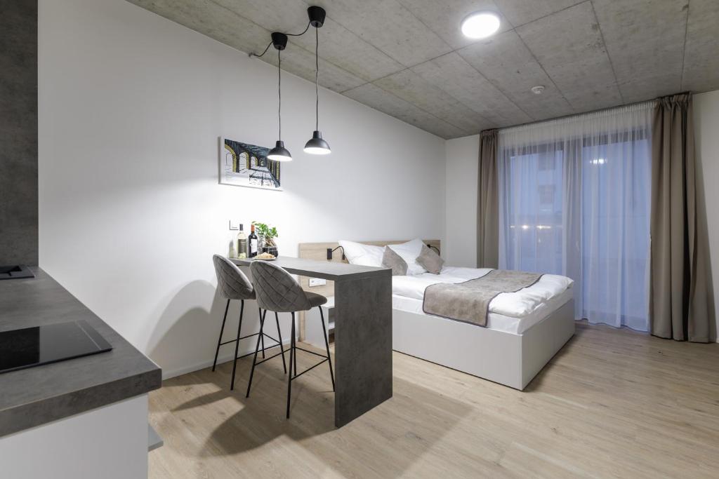 Postel nebo postele na pokoji v ubytování Aparthotel Na Klenici