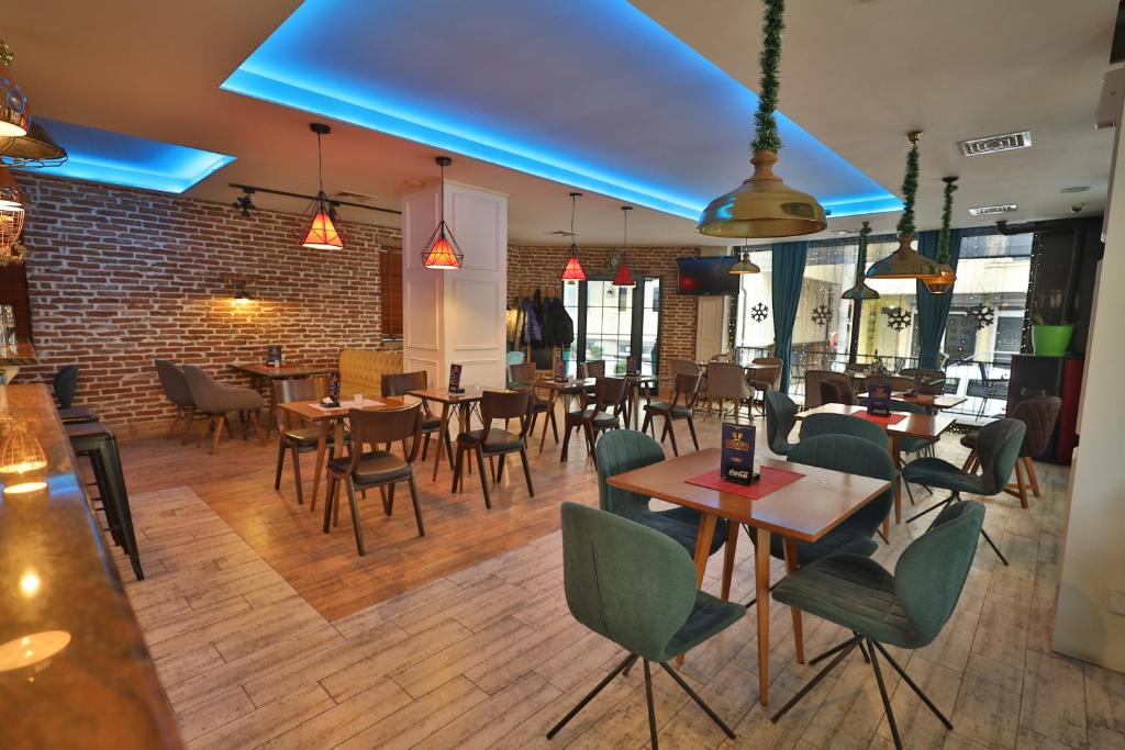 Restaurace v ubytování Dodona ApartHotel in Prishtina