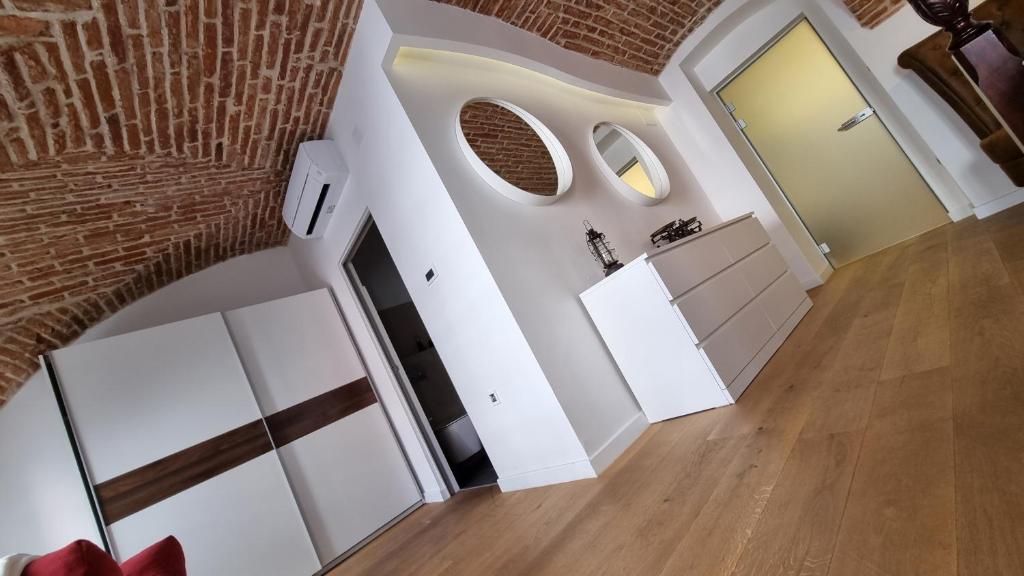 Zdjęcie z galerii obiektu Spacious 1BR-2BA Old-Town Condo w Zagrzebiu