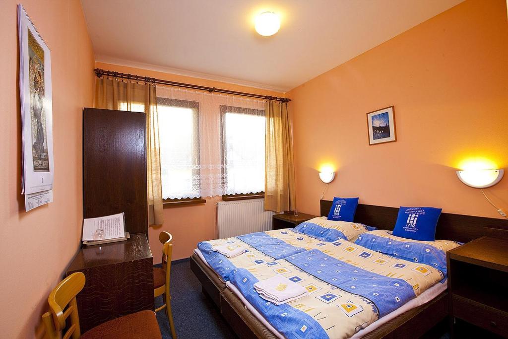 Postel nebo postele na pokoji v ubytování Hotel Sklárna Harrachov
