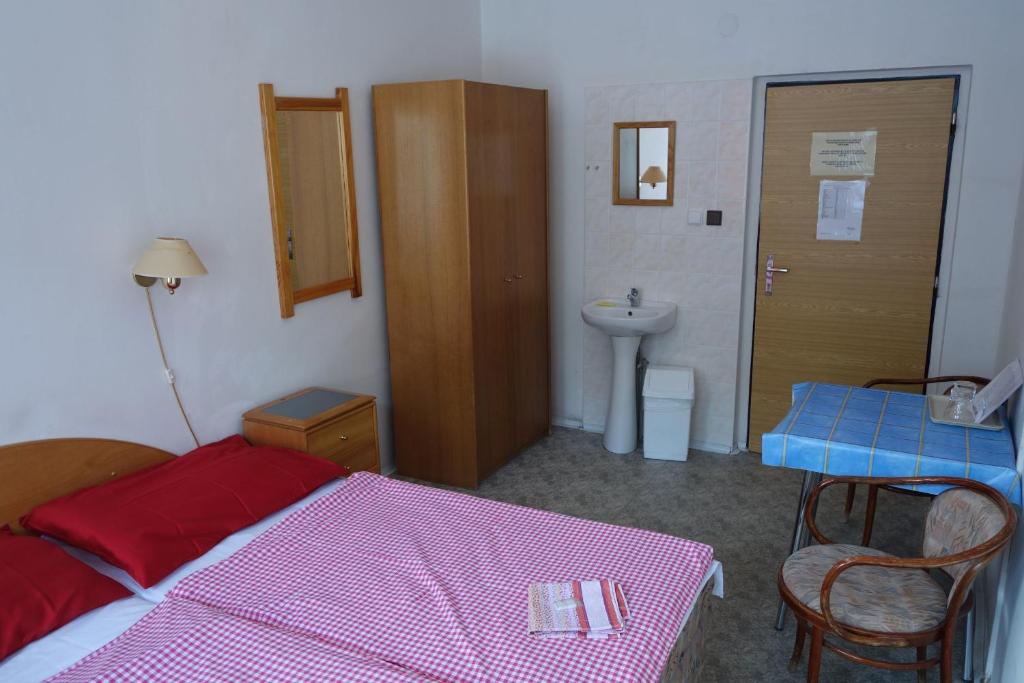 Postel nebo postele na pokoji v ubytování Hotel Sklárna Harrachov