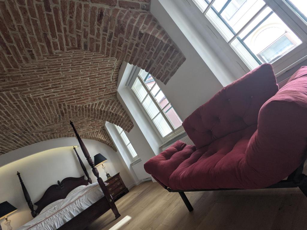 Zdjęcie z galerii obiektu Spacious 1BR-2BA Old-Town Condo w Zagrzebiu