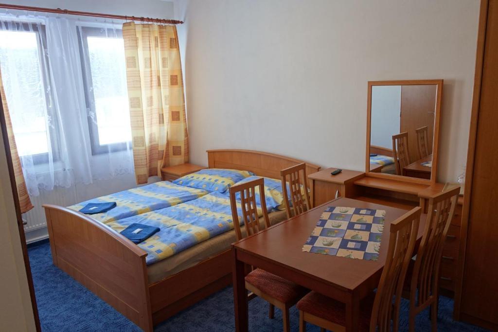 Postel nebo postele na pokoji v ubytování Hotel Sklárna Harrachov