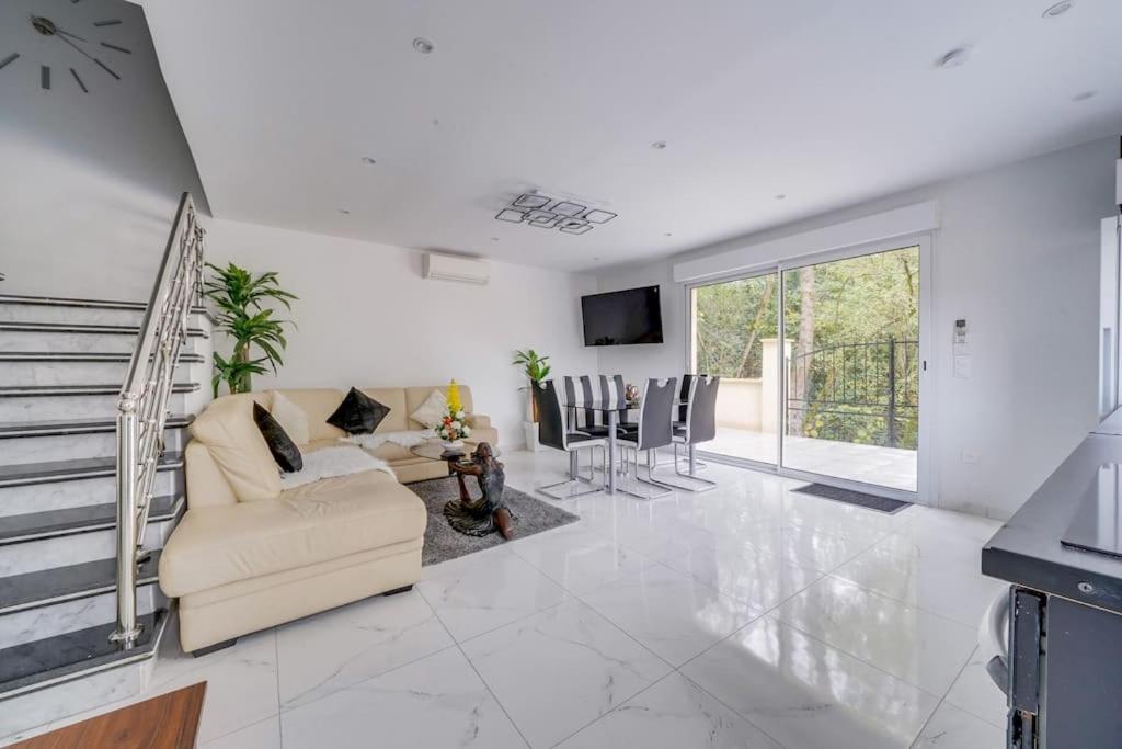 a living room with a couch and a tv at Maison chaleureuse et neuve 90m2 à 5min du centre de Libourne in Fronsac