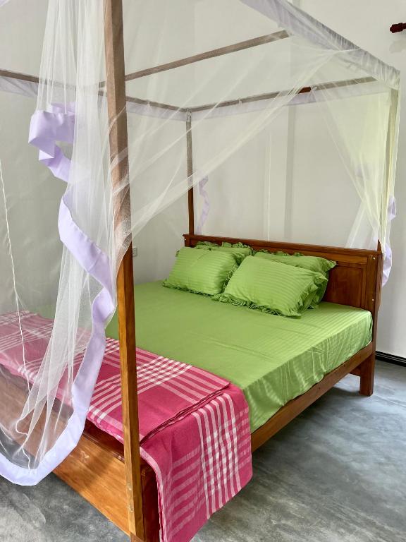 Postel nebo postele na pokoji v ubytování Jungle Escape Hiriketiya