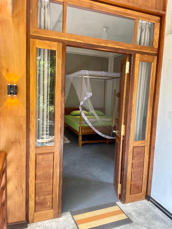 Postel nebo postele na pokoji v ubytování Jungle Escape Hiriketiya