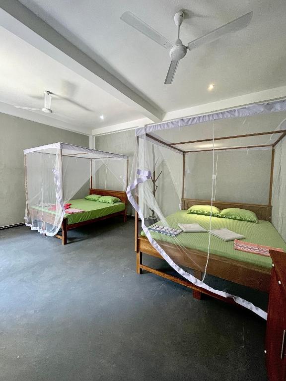 Postel nebo postele na pokoji v ubytování Jungle Escape Hiriketiya