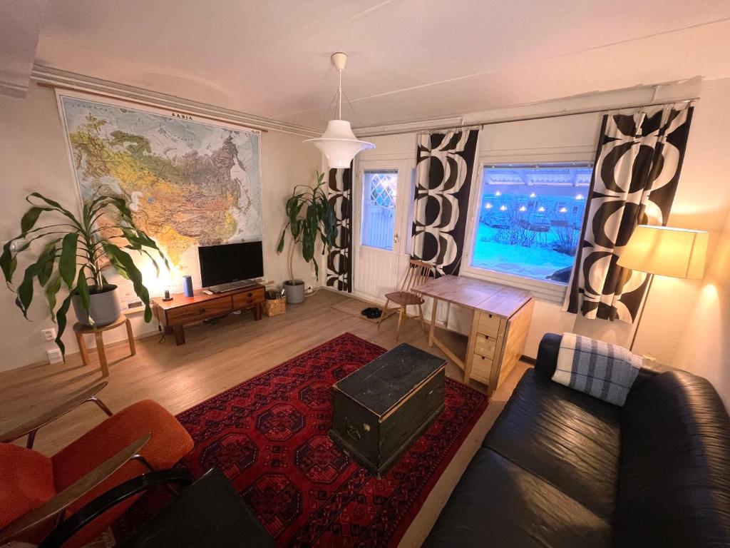 sala de estar con sofá y TV en Stylish 2 bedroom city apartment, en Rovaniemi