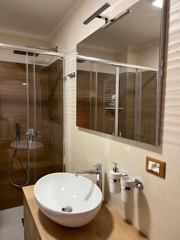Un baño de EMARGHE, CASA A MOENA