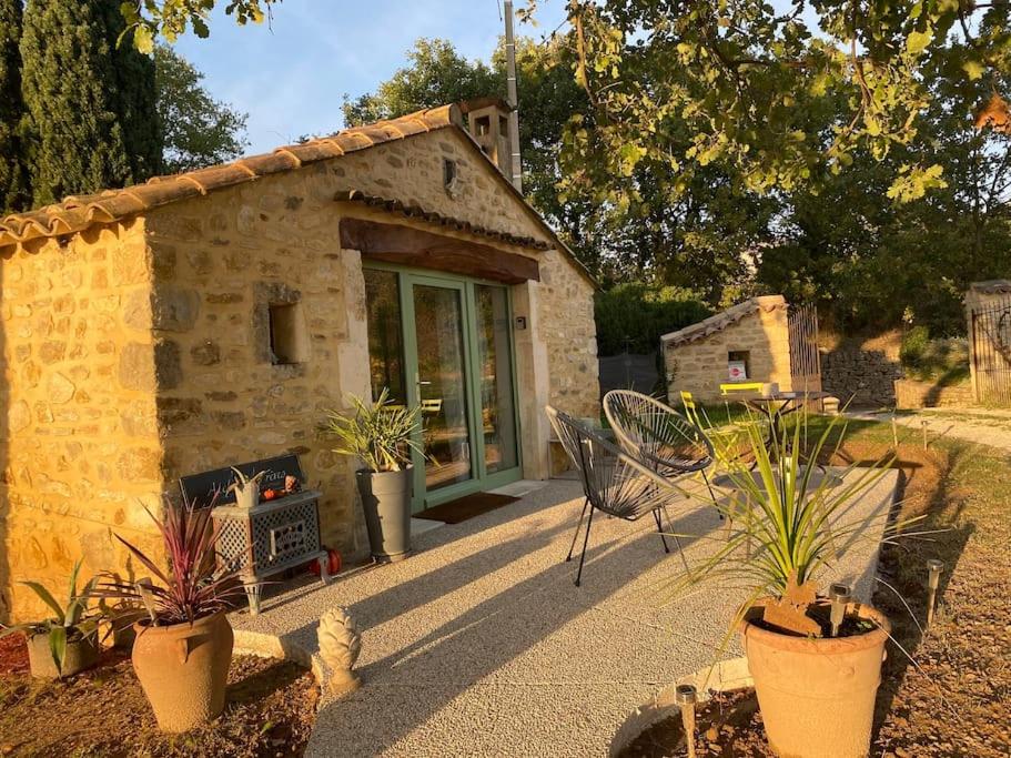Cette petite maison en pierre dispose d'une terrasse ornée de plantes. dans l'établissement L'atelier de la Bergerie - L’ Ardèche - Via Rhona, à Pont-Saint-Esprit