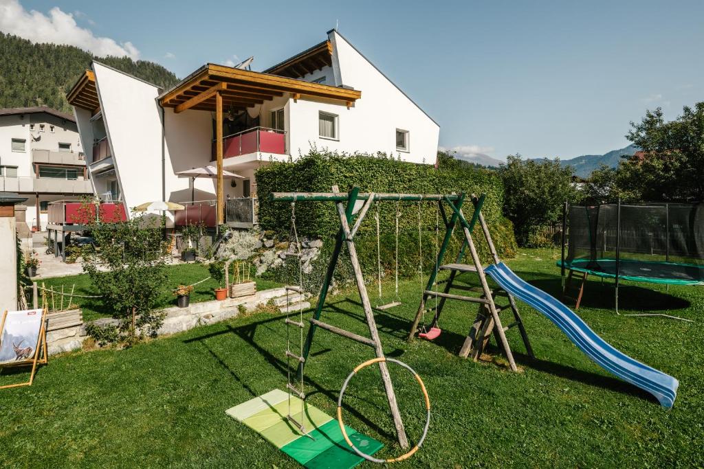 einen Spielplatz im Hof eines Hauses in der Unterkunft Alpenapartments in Ried im Oberinntal