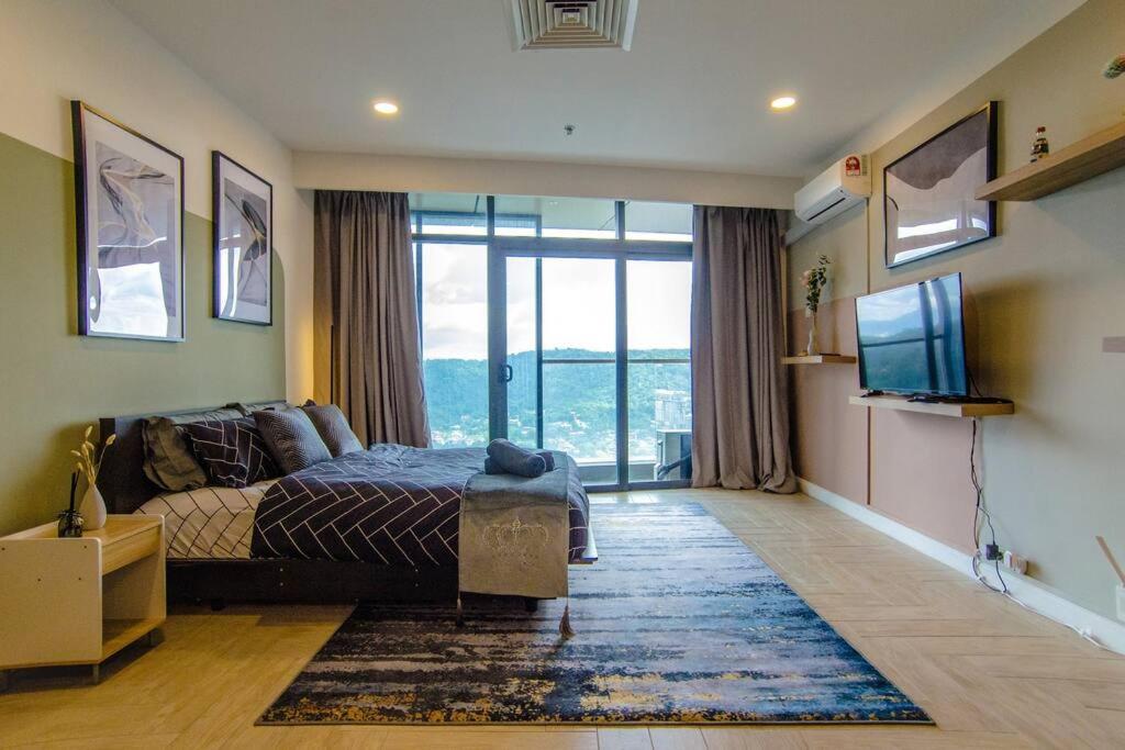 Schlafzimmer mit einem Bett, einem TV und einem großen Fenster in der Unterkunft KL Superior Room Empire City Marriott - Self C-In in Petaling Jaya