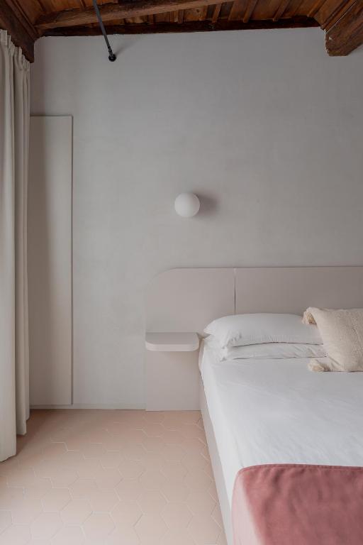 A bed or beds in a room at Design apartment with private pool in Campo dei Fiori