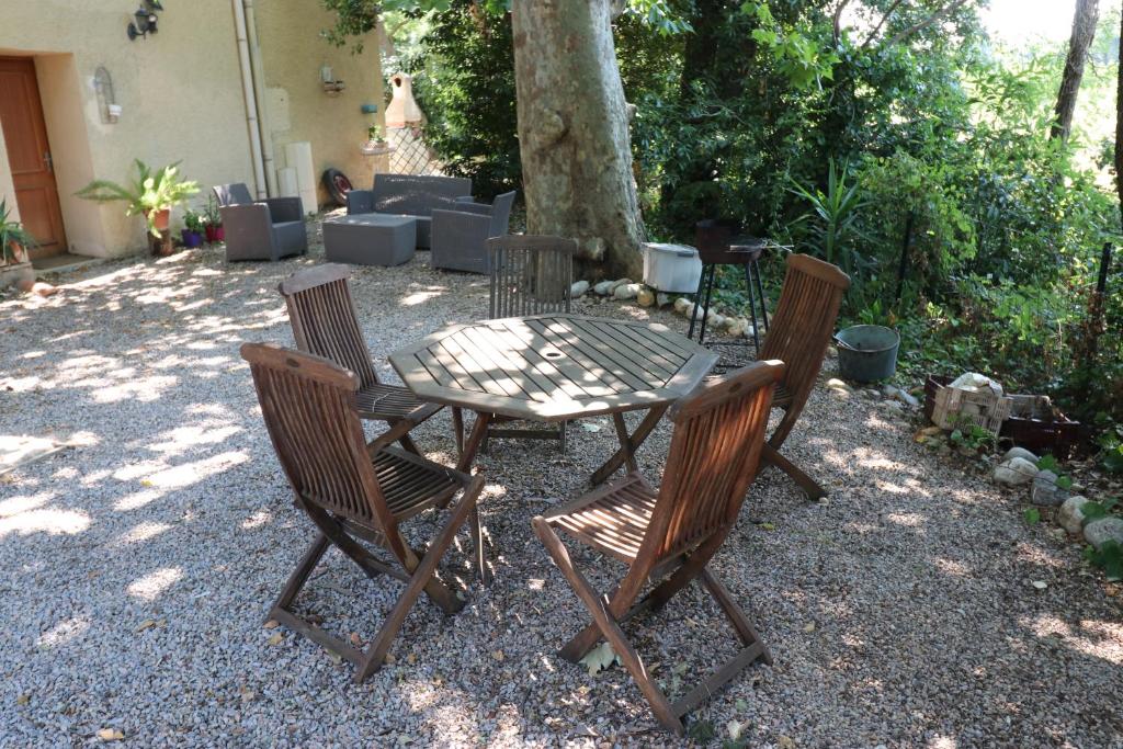 Ogród w obiekcie Duplex 130m2 dans un mas entouré de vergers - piscine