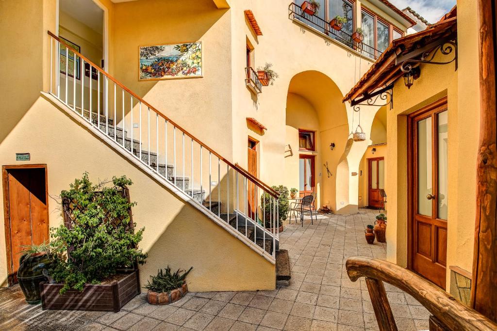 un pasillo de un edificio con escaleras y plantas en Casa Nannina en Meta