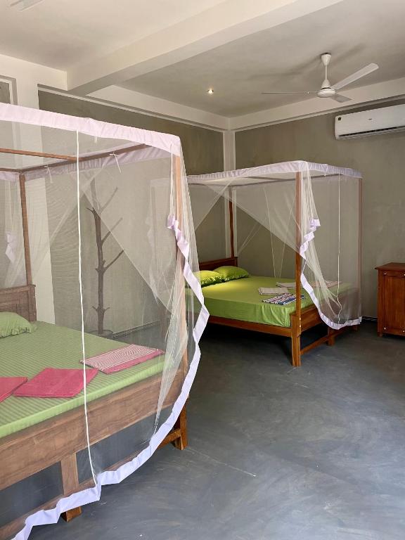 Postel nebo postele na pokoji v ubytování Jungle Escape Hiriketiya