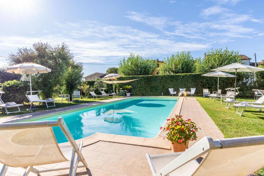 The swimming pool at or close to Villa Gabriella apartments