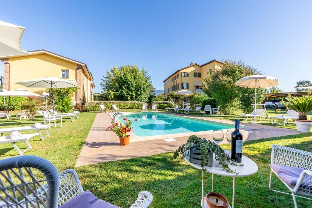 The swimming pool at or close to Villa Gabriella apartments