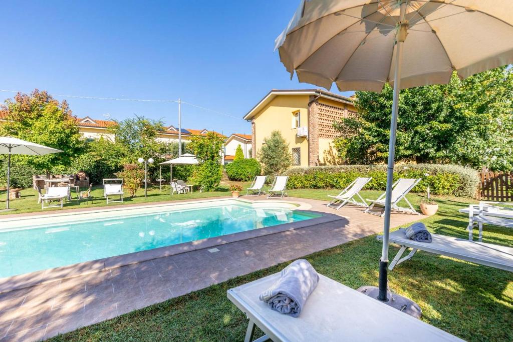 The swimming pool at or close to Villa Gabriella apartments