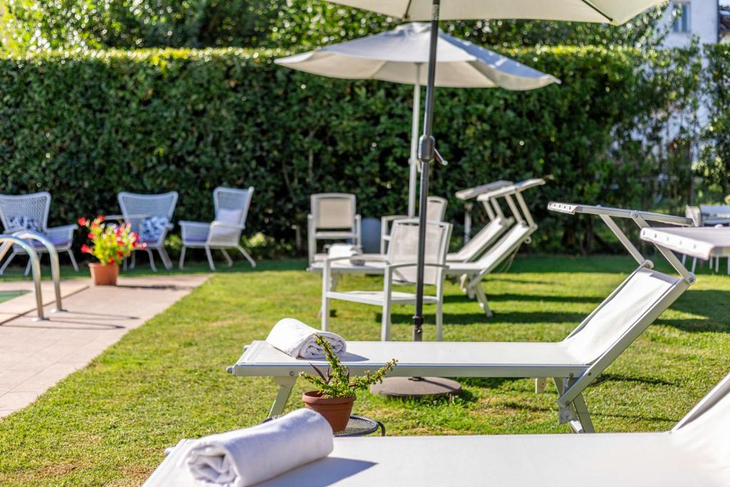 A garden outside Villa Gabriella apartments