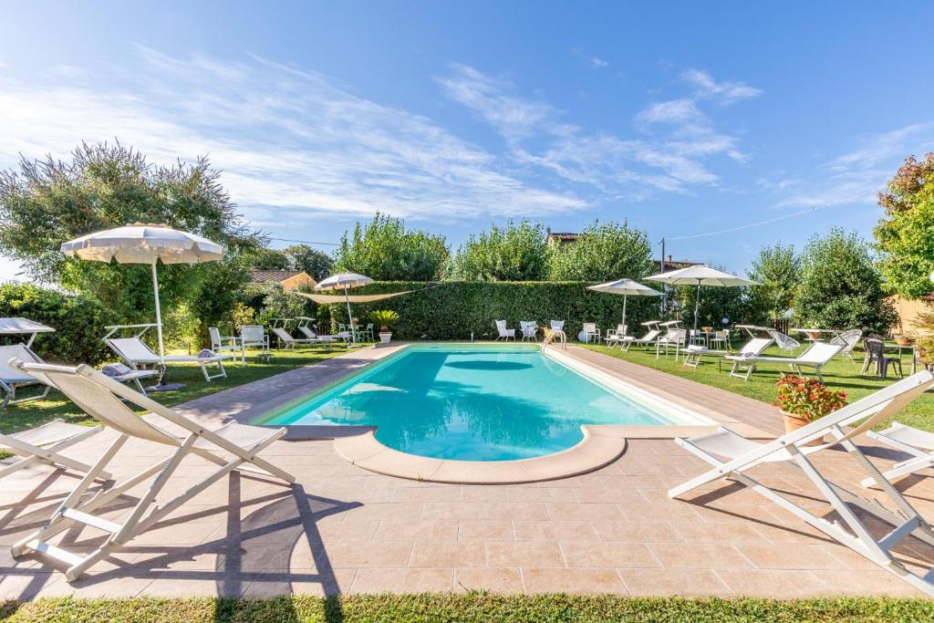 The swimming pool at or close to Villa Gabriella apartments