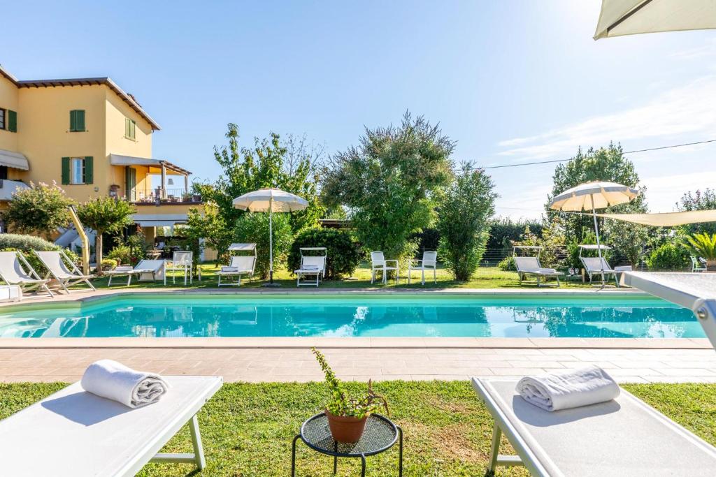 The swimming pool at or close to Villa Gabriella apartments