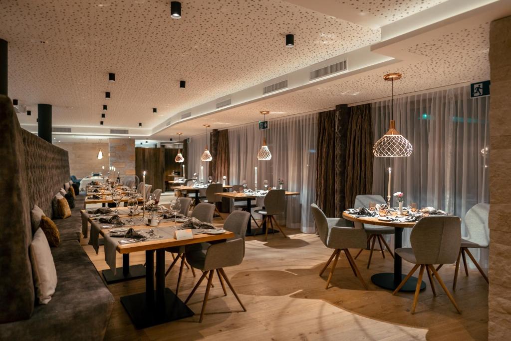Restoran või mõni muu söögikoht majutusasutuses Resort La Ginabelle