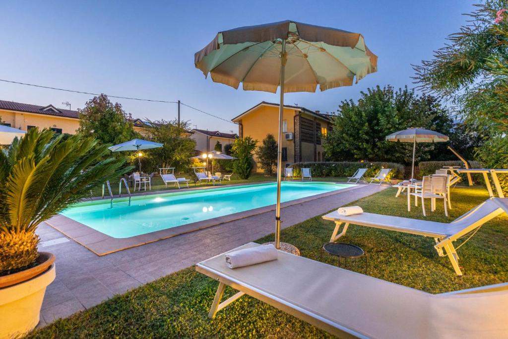 The swimming pool at or close to Villa Gabriella apartments