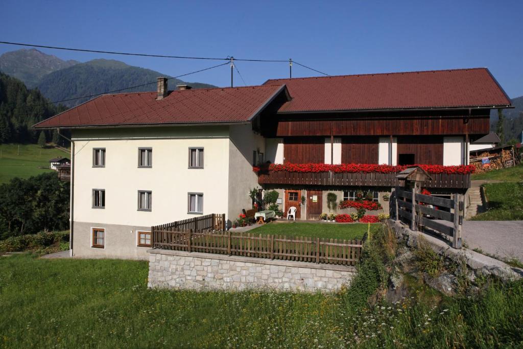 una grande casa bianca con tetto marrone di Bauernhof Strieder a Maria Luggau