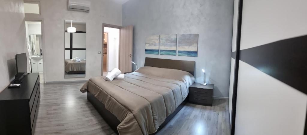 ein Schlafzimmer mit einem großen Bett in einem Zimmer in der Unterkunft Nettuno Bari Apartment in Bari