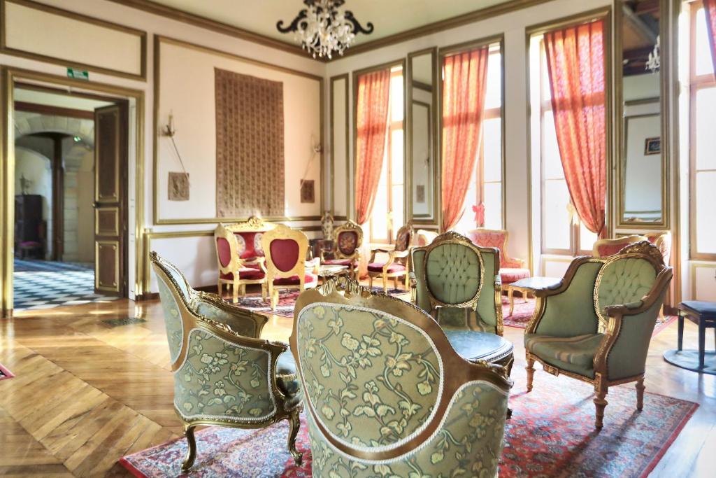 Posezení v ubytování Château de Béguin