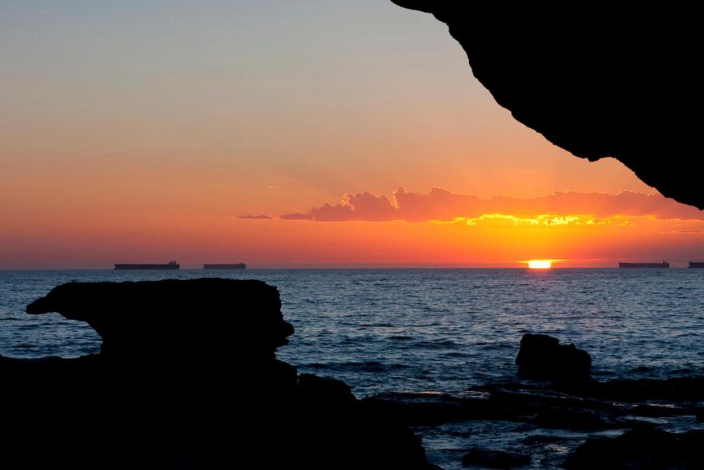 a sunset over the ocean with the sun setting at Appartamenti Bella Vista in Lampedusa