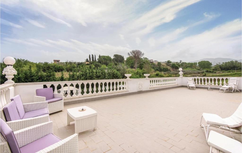 A balcony or terrace at 2 Bedroom Stunning Home In Roma