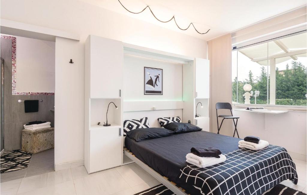 A bed or beds in a room at 2 Bedroom Stunning Home In Roma