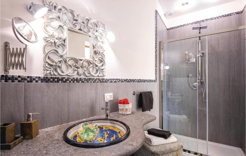 A bathroom at 2 Bedroom Stunning Home In Roma