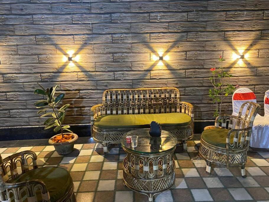 een kamer met een bank, stoelen en een tafel bij Fancy and Modern Apartment in Patna
